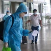 Các công dân về từ Thành phố Hồ Chí Minh xuống Sân bay quốc tế Đà Nẵng. (Ảnh: Trần Lê Lâm/TTXVN)
