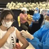 Tiêm vaccine ngừa COVID-19 cho người dân ở Quy Nhơn, Bình ĐỊnh. (Nguồn: TTXVN)