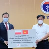 Thứ trưởng Bộ Y tế Đỗ Xuân Tuyên tiếp nhận lô vaccine AstraZeneca của Chính phủ và nhân dân Ba Lan trao tặng từ ngài Đại sứ Ba Lan tại Việt Nam. (Nguồn: Suckhoedoisong.vn)