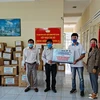 Đoàn Thanh niên TTXVN trao tặng vật tư y tế cho Ban chỉ đạo phòng chống dịch thành phố Pleiku, tỉnh Gia Lai. (Ảnh: TTXVN phát)