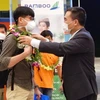 Lãnh đạo Sở Du lịch Quảng Bình tặng hoa chào đón du khách đến với Quảng Bình sau một thời gian dài ngành du lịch tạm đóng cửa phòng tránh dịch COVID-19. (Ảnh: Võ Dung/TTXVN)
