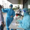 Lấy mẫu xét nghiệm COVID-19 cho người dân ở Thanh Hóa. (Ảnh: Hoa Mai/TTXVN)
