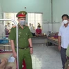 Lãnh đạo huyện và Công an huyện Phước Long thăm hỏi sức khỏe, động viên thiếu tá Nguyễn Văn Tại. (Nguồn: Báo Thanh Niên)