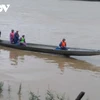 Lực lượng chức năng tìm kiếm thi thể cặp vợ chồng mất tích trên sông Bồ. (Nguồn: VOV)