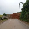 Sạt lở trên Quốc lộ 15C đoạn qua bản Kéo Té, xã Nhi Sơn, huyện Mường Lát. (Nguồn: Báo Thanh Hóa)
