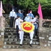 Lãnh đạo tỉnh Phú Yên cùng đại diện các đoàn thể, nhân dân thả vòng hoa tưởng niệm các chiến sỹ đã hy sinh để bảo vệ tàu không số và bến Vũng Rô trong kháng chiến chống Mỹ cứu nước. (Ảnh: TTXVN)