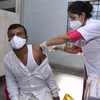 Nhân viên y tế tiêm vaccine phòng COVID-19 cho người dân tại Assam, Ấn Độ. (Ảnh: THX/TTXVN)