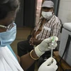 Nhân viên y tế tiêm chủng vaccine ngừa COVID-19 cho người dân tại Chennai, Ấn Độ, ngày 21/5/2021. (Ảnh: AFP/TTXVN)