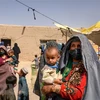 Phụ nữ và trẻ em sơ tán tránh xung đột tại tỉnh Helmand, Afghanistan. (Ảnh: AFP/TTXVN)