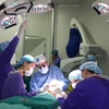 Đoàn bác sỹ của tổ chức Facing the World mổ cùng các bác sỹ Bệnh viện Việt Đức năm 2017. (Ảnh do bệnh viện cung cấp)