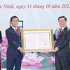 Chủ tịch Quốc hội Vương Đình Huệ trao Nghị quyết thành lập thành phố Từ Sơn thuộc tỉnh Bắc Ninh cho lãnh đạo thành phố. (Ảnh: Doãn Tấn/TTXVN)