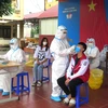 Lực lượng y tế thực hiện lấy mẫu xét nghiệm test nhanh học sinh Trường THPT Lê Hồng Phong (thành phố Hà Giang). (Ảnh: Minh Tâm/TTXVN)