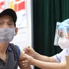 Nhân viên y tế tiêm vaccine phòng COVID-19 cho người dân tại điểm tiêm chủng quận Hai Bà Trưng (Hà Nội). (Ảnh: Minh Quyết/TTXVN)