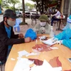 Người dân phải khai báo y tế, test nhanh COVID-19 khi đến khu vực ngõ 587, đường Trần Nhân Tông, phường Vị Hoàng, thành phố Nam Định. (Ảnh: Nguyễn Lành/TTXVN)