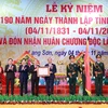 Chủ tịch nước Nguyễn Xuân Phúc trao tặng Huân chương Độc lập hạng Nhất cho Đảng bộ, chính quyền và nhân dân các dân tộc tỉnh Lạng Sơn. (Ảnh: Thống Nhất/TTXVN)