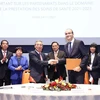 Thủ tướng Phạm Minh Chính chứng kiến lễ ký bản ghi nhớ chương trình hợp tác trong lĩnh vực chăm sóc sức khỏe giai đoạn 2021-2023 giữa Tổng công ty Dược Việt Nam và Sanofi. (Ảnh: Dương Giang/TTXVN)