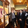 Thủ tướng Phạm Minh Chính thăm, làm việc tại Viện Pasteur Paris. (Ảnh: Dương Giang/TTXVN)