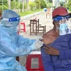 Tiêm vaccine ngừa COVID-19 cho người dân ở Bạc Liêu. (Nguồn: TTXVN)