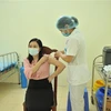 Tiêm vaccine ngừa COVID-19 cho người dân ở Thái Nguyên. (Nguồn: TTXVN)