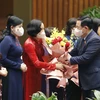 Chủ tịch Quốc hội Vương Đình Huệ trao Nghị quyết và tặng hoa Nhóm nữ đại biểu Quốc hội. (Ảnh: Doãn Tấn/TTXVN)