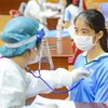 Học sinh Đà Nẵng được khám sàng lọc trước khi tiêm vaccine ngừa COVID-19. (Ảnh: Văn Dũng/TTXVN)