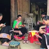 Phụ nữ Xạ Phang, huyện Mường Chà, tỉnh Điện Biên thêu giày múa và trang phục. (Nguồn: Baodantoc.vn)