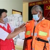 Trao tặng áo phao cứu sinh đa năng cho ngư dân nghèo ở Phú Yên. (Nguồn: TTXVN)