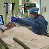 Điều trị cho bệnh nhân nhiễm COVID-19 tại bệnh viện ở Seriate, Bergamo, Italy. (Ảnh: AFP/TTXVN)