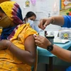 Nhân viên y tế tiêm vaccine ngừa COVID-19 cho người dân tại New Delhi, Ấn Độ. (Ảnh: AFP/TTXVN)