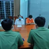 P.T (áo cam) cùng người giám hộ làm việc với Công an tỉnh Lâm Đồng - Ảnh: CACC