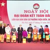 Chủ tịch nước Nguyễn Xuân Phúc trao tặng quà cho 8 hộ gia đình có hoàn cảnh khó khăn tại phường Điện Biên, quận Ba Đình. (Ảnh: Phạm Kiên/TTXVN)
