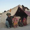 Người dân tại trại tị nạn Shamal Darya ở Qala-i-Naw, tỉnh Badghis, Afghanistan. (Ảnh: AFP/TTXVN)