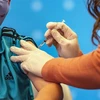 Nhân viên y tế tiêm vaccine phòng COVID-19 của hãng Pfizer-BioNTech cho trẻ 10 tuổi tại Hartford, Connecticut, Mỹ. (Ảnh: AFP/TTXVN)