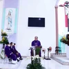 Linh mục Vũ Đình Thái, Chủ tịch Ủy ban Đoàn kết Công giáo Việt Nam quận Tân Phú phát biểu tại Lễ tưởng niệm. (Ảnh: Xuân Khu/TTXVN)