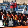 Người di cư từng được Lực lượng bảo vệ bờ biển Italy cứu tại khu vực ngoài khơi đảo Lampedusa, Italy. (Nguồn: AFP/TTXVN)