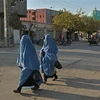 Phụ nữ Afghanistan di chuyển trên đường phố tại Qala-e-Naw, tỉnh Badghis, ngày 16/10/2021. (Ảnh: AFP/TTXVN)