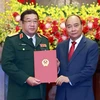 Chủ tịch nước Nguyễn Xuân Phúc trao quyết định thăng quân hàm Thượng tướng cho Thứ trưởng Bộ Quốc phòng Phạm Hoài Nam. (Ảnh: Thống Nhất/TTXVN)