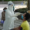 Nhân viên y tế lấy mẫu test nhanh cho người dân xã Long Sơn, thành phố Vũng Tàu - vùng đỏ của tỉnh. (Ảnh: Hoàng Nhị/TTXVN)