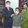 Lực lượng công an bắt giữ đối tượng Nguyễn Văn Hùng, người cầm đầu đường dây đánh bạc. (Ảnh: TTXVN phát)