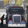 Lái xe tải bơm đầy xăng cho phương tiện tại một cơ sở lọc dầu ở Salt Lake City, bang Utah, Mỹ ngày 29/10/2021. (Ảnh: AFP/TTXVN)