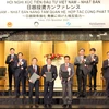 Chủ tịch UBND tỉnh Hưng Yên Trần Quốc Văn (đứng giữa) và đại diện Tập đoàn Sumitomo (Nhật Bản) trao đổi bản ghi nhớ về việc hợp tác thúc đẩy dự án Khu Công nghiệp Thăng Long II mở rộng (giai đoạn 3)