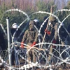 Lực lượng an ninh gác tại khu vực hàng rào biên giới Ba Lan-Belarus. (Ảnh: AFP/TTXVN)