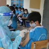 Tiêm vaccine phòng COVID-19 cho học sinh lớp 9, tại Trường THCS Lý Tự Trọng, thành phố Trà Vinh. (Ảnh: Thanh Hòa/TTXVN)