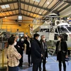 Đại sứ Việt Nam tại Pháp Đinh Toàn Thắng thăm tập đoàn sản xuất trực thăng Airbus Helicopters. (Ảnh: Bùi Dũng/TTXVN)