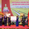 Phó Chủ tịch nước Võ Thị Ánh Xuân trao Huân chương lao động hạng Ba cho Đảng bộ, chính quyền và nhân dân huyện Yên Mô. (Ảnh: Đức Phương/TTXVN)
