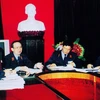 Đồng chí Hà Mạnh Trí (thứ hai từ trái sang). (Nguồn: Baovephapluat.vn)