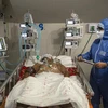 Bệnh nhân nhiễm COVID-19 được điều trị tại bệnh viện ở Sullana, Piura, Peru. (Ảnh: AFP/TTXVN)