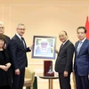 Chủ tịch nước Nguyễn Xuân Phúc tặng quà lưu niệm cho ông Vladislav Shapsha, Thống đốc tỉnh Kaluga. (Ảnh: Thống Nhất/TTXVN)