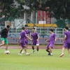 Các cầu thủ đội tuyển Việt Nam trong buổi tập trên sân Hougang. (Ảnh: TTXVN phát)