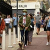 Người dân đeo khẩu trang phòng lây nhiễm COVID-19 tại Biarritz, Pháp. (Ảnh: AFP/TTXVN)